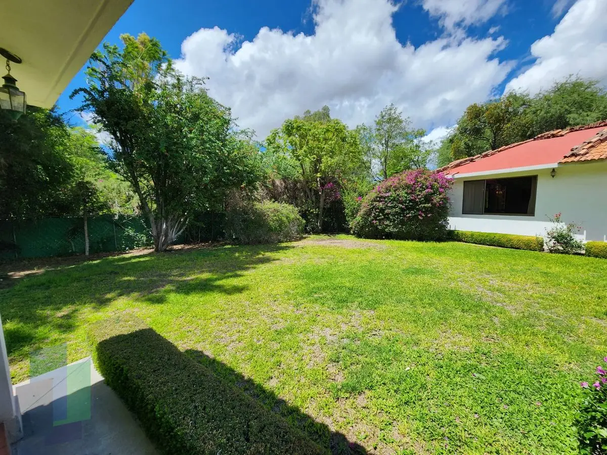 Casa en venta, en Jurica, de un nivel, amplio jardín. — foto 2
