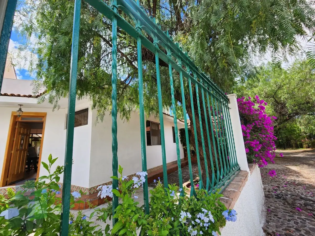 Casa en venta, en Jurica, de un nivel, amplio jardín. — foto 3