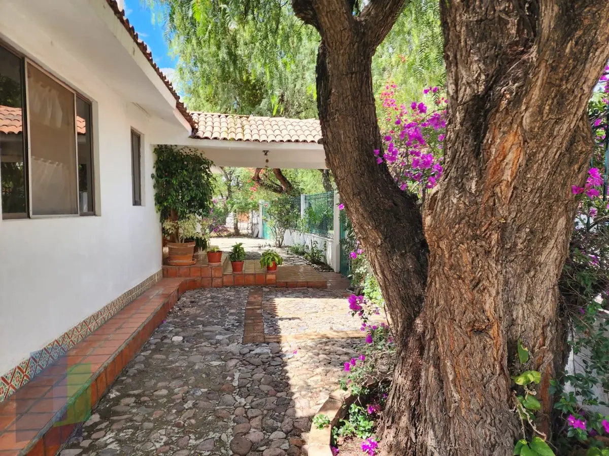 Casa en venta, en Jurica, de un nivel, amplio jardín. — foto 4