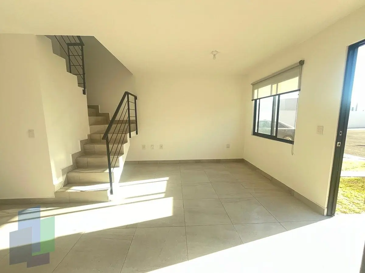 Casa en renta con estudio en planta baja con baño completo. — foto 3