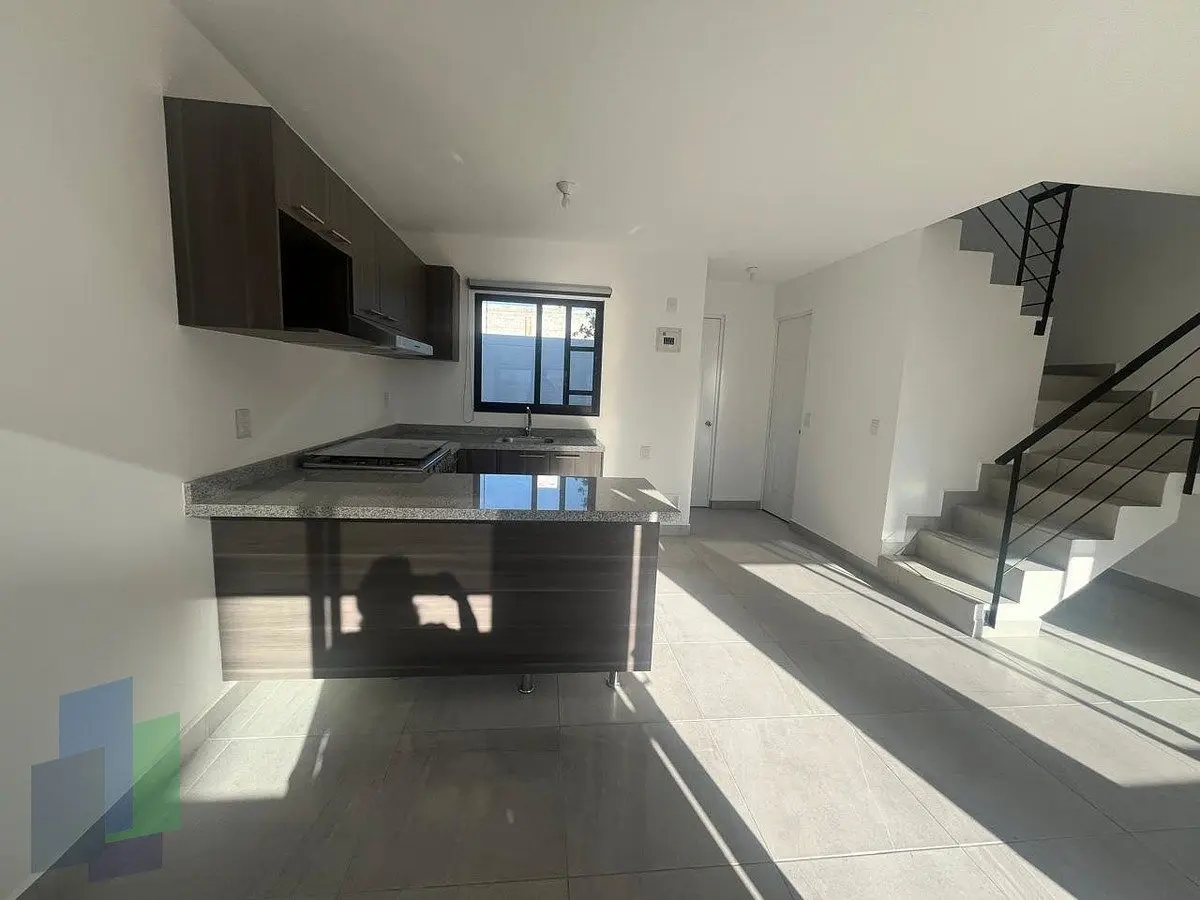Casa en renta con estudio en planta baja con baño completo. — foto 4