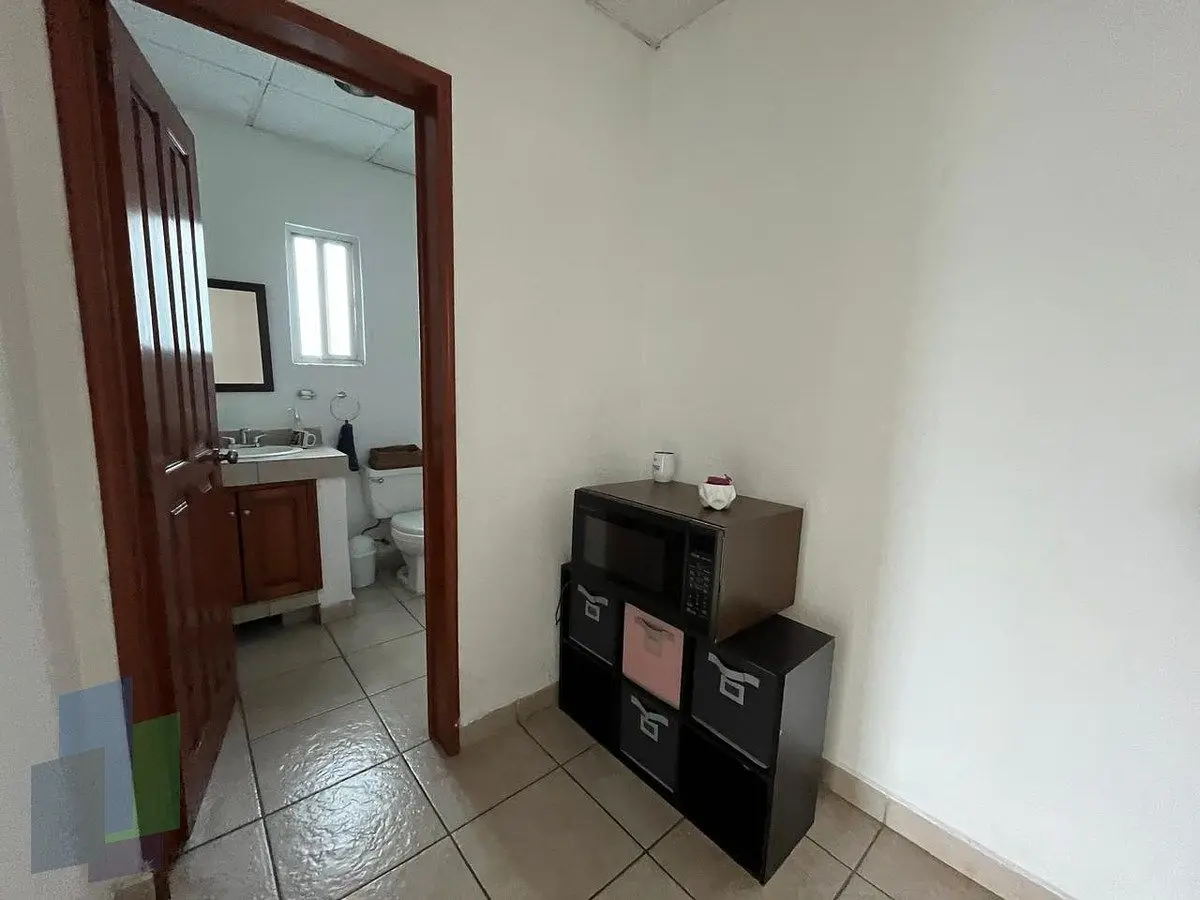 Piso de oficinas en renta con privados y aire acondicionado. — foto 6