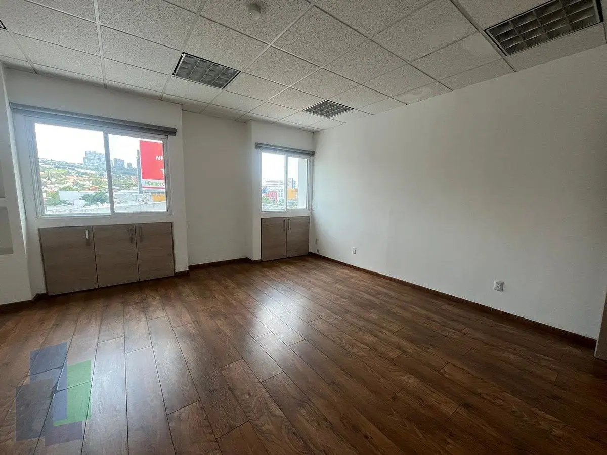 Piso completo, oficinas en renta con estacionamiento techado. — foto 2