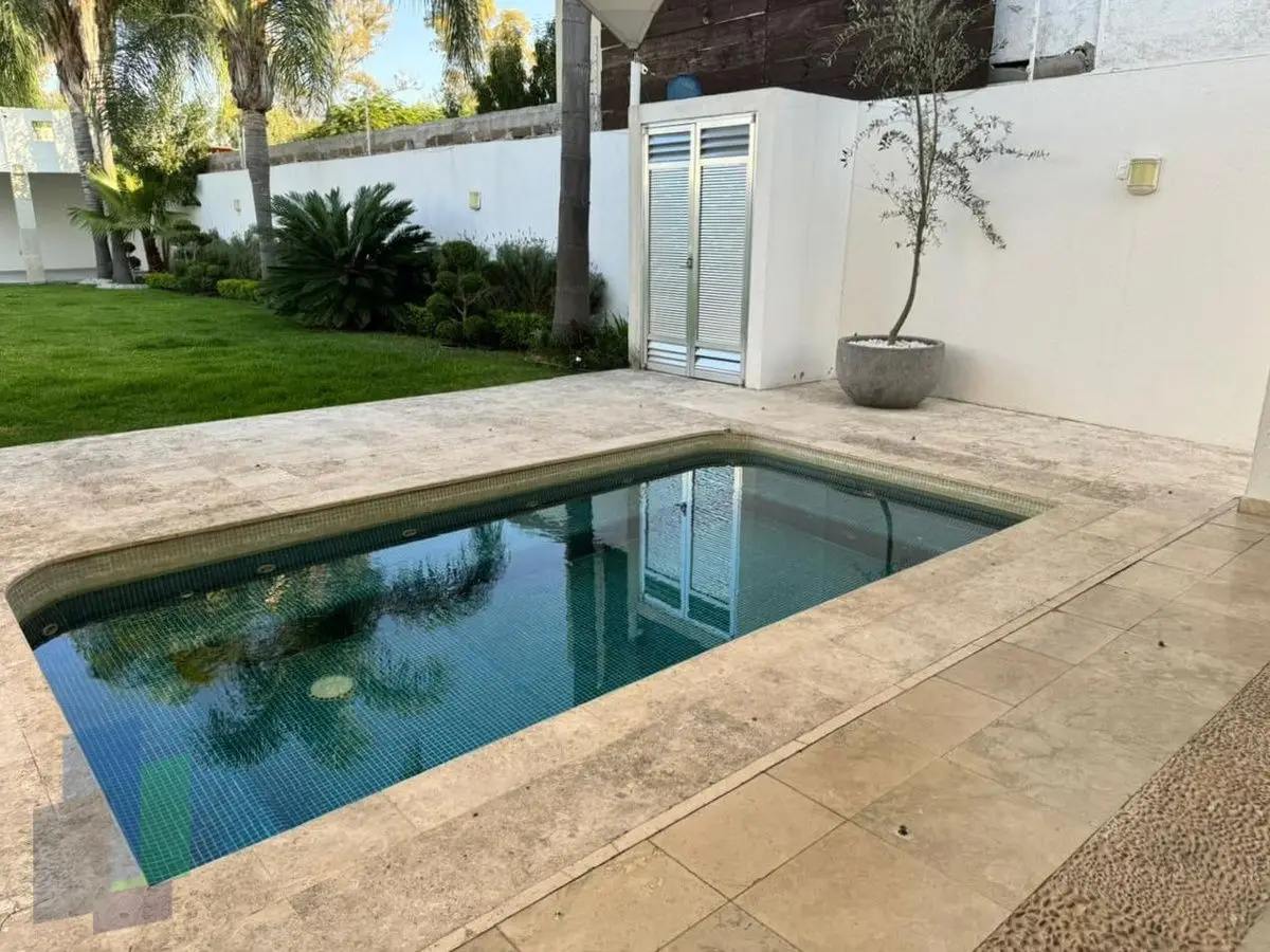 VENTA Casa de una planta con gran jardín y jacuzzi — foto 2