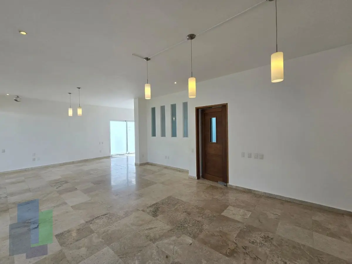 VENTA Casa de una planta con gran jardín y jacuzzi — foto 4