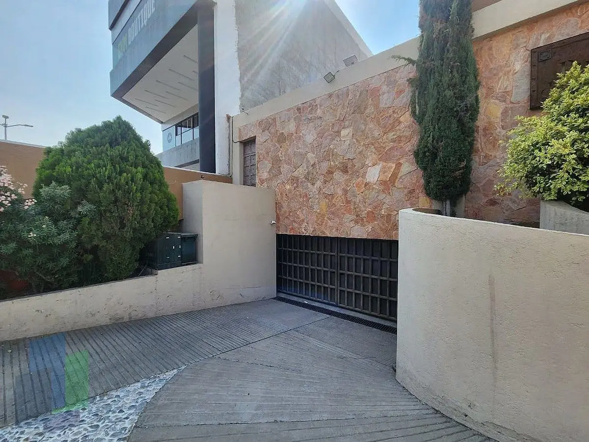 Local comercial en renta sobre Av. Constituyentes — foto 3