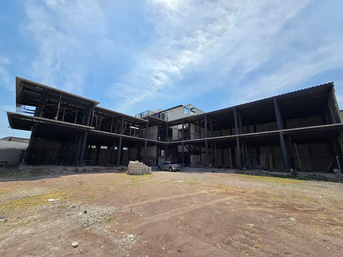 Plaza Comercial en obra negra en venta frente a Altozano — foto 2