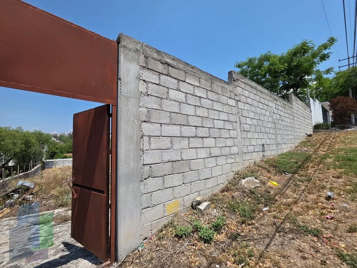 Terreno de 1000 en Villas del Mesón Juriquilla, con barda frontal y zagúan. — foto 3