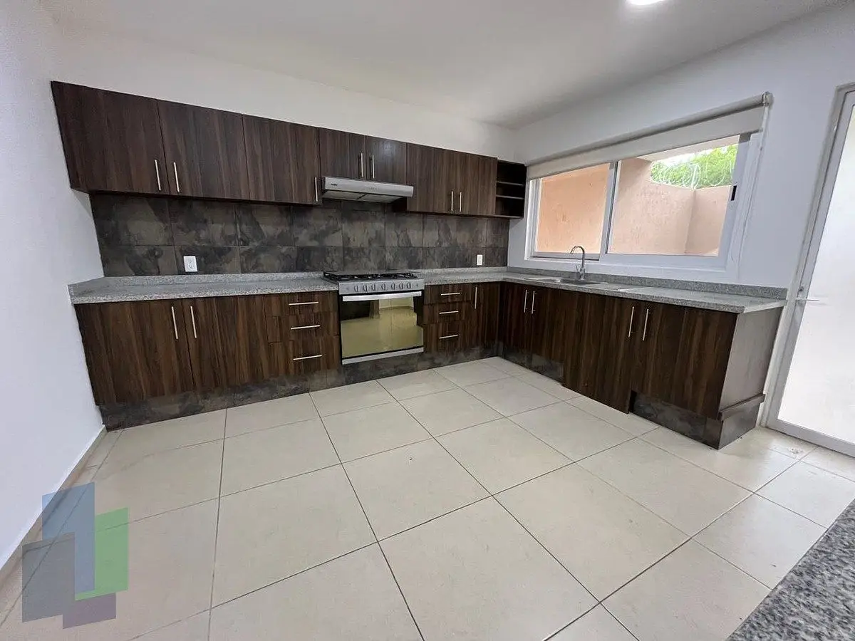 Renta casa en Zibata con 3 recámaras cada una con baño y roof. — foto 5