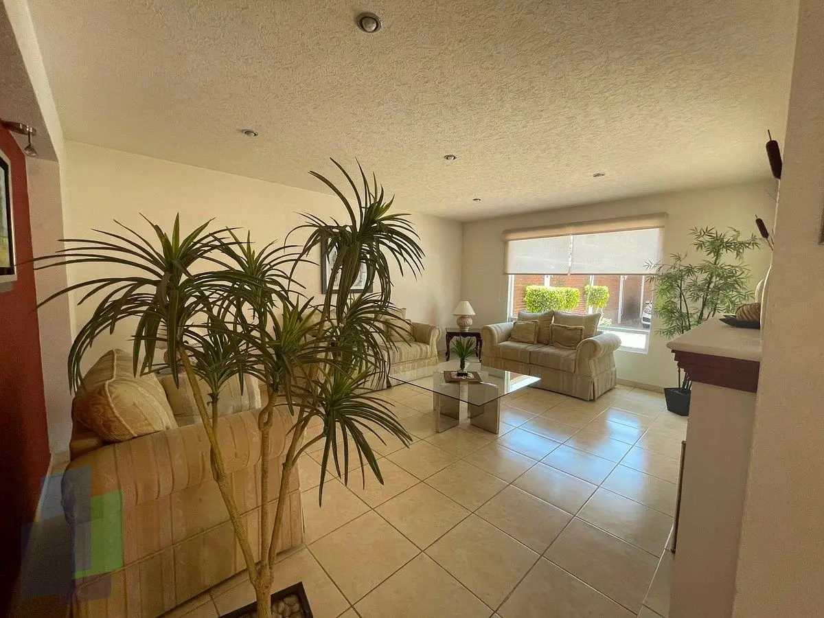 Casa en venta con 5 recámaras y alberca zona Colinas del Bosque Corregidora