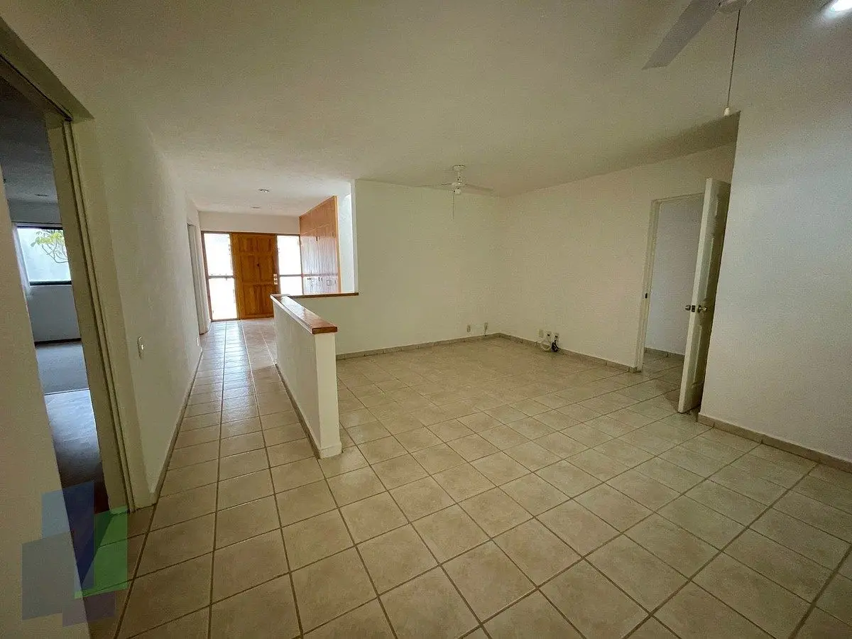 Casa en venta zona Jurica, con gran potencial espacios amplios — foto 4