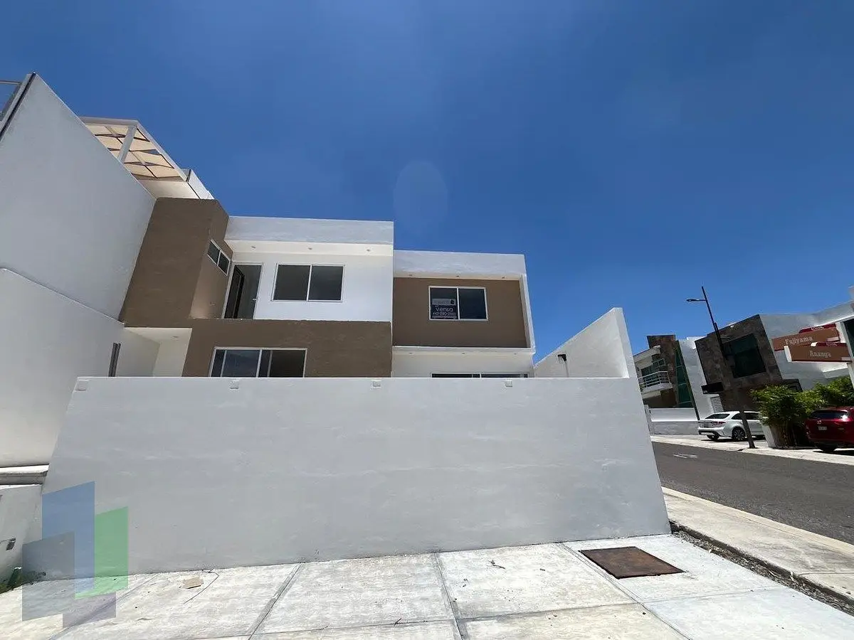 Lomas de Juriquilla en venta frente a parque con recámara en planta baja.