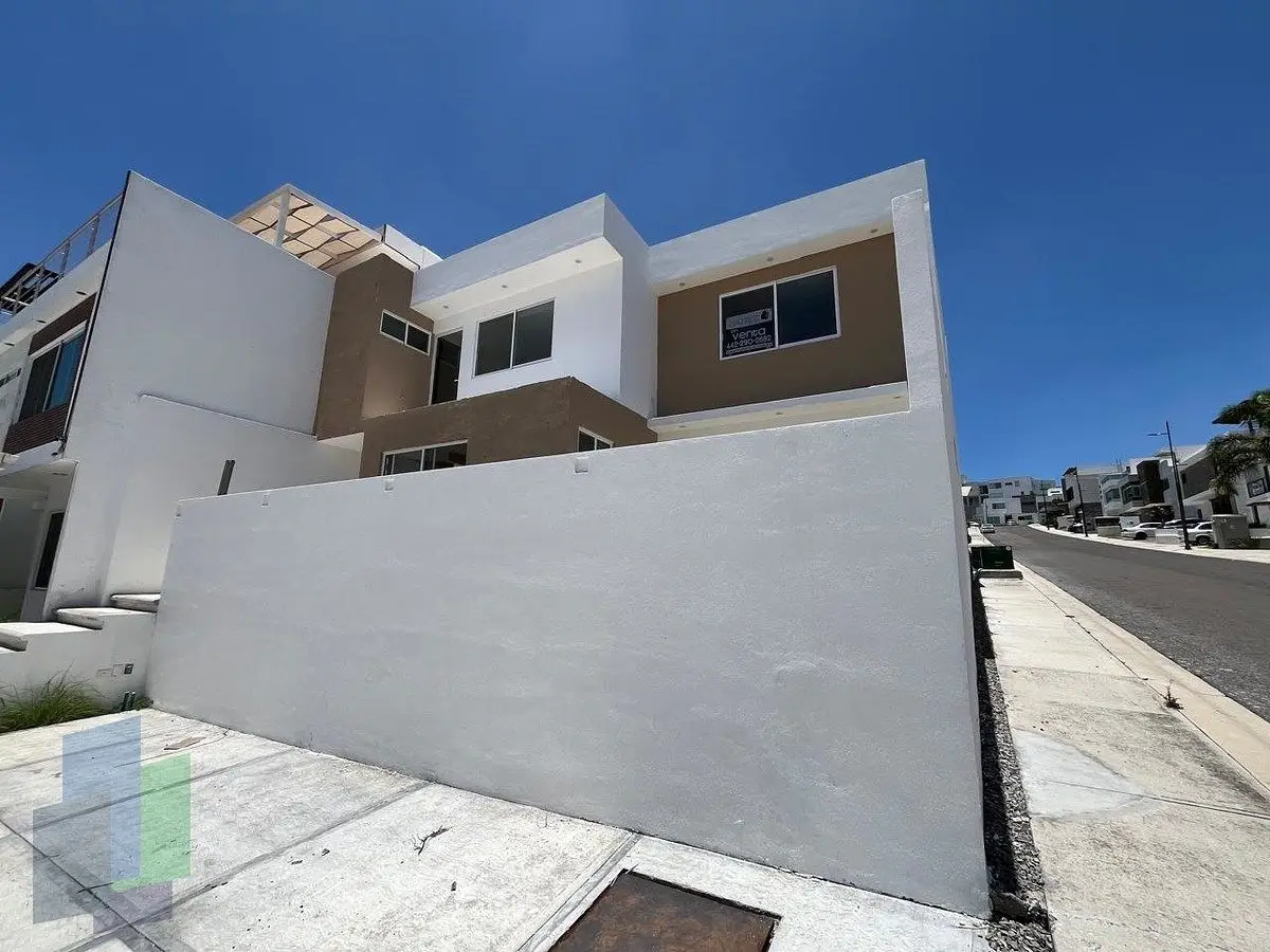 Lomas de Juriquilla en venta frente a parque con recámara en planta baja. — foto 2