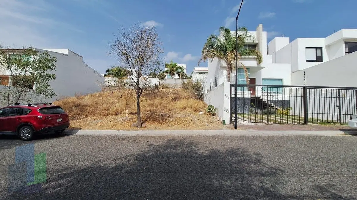 Terreno de 300m2 en VENTA en Real de Juriquilla cerca de caseta de vigilancia.