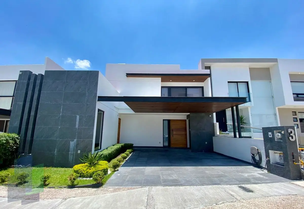 Casa en venta en Zibatá, en exclusiva privada, con vista al lago.