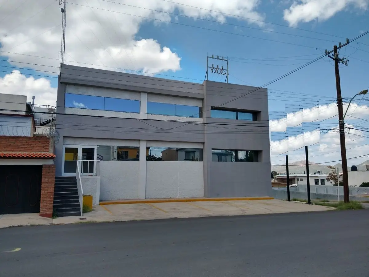 Las Granjas, edificio 3 niveles para oficinas con estacionamiento