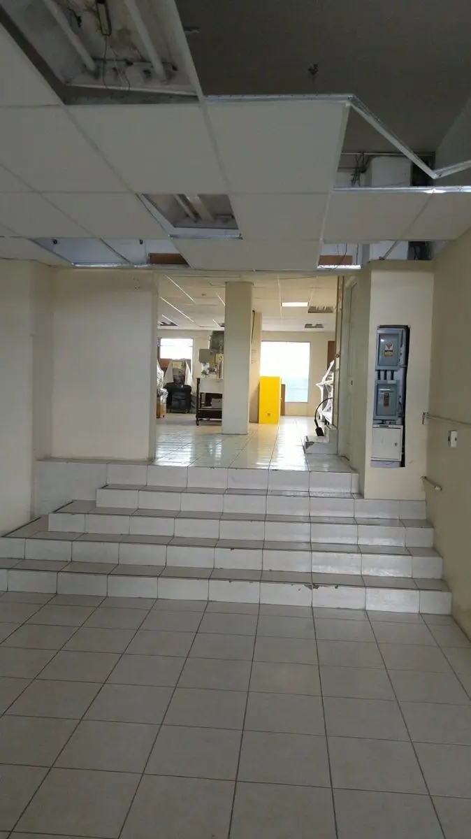 Las Granjas, edificio 3 niveles para oficinas con estacionamiento — foto 4