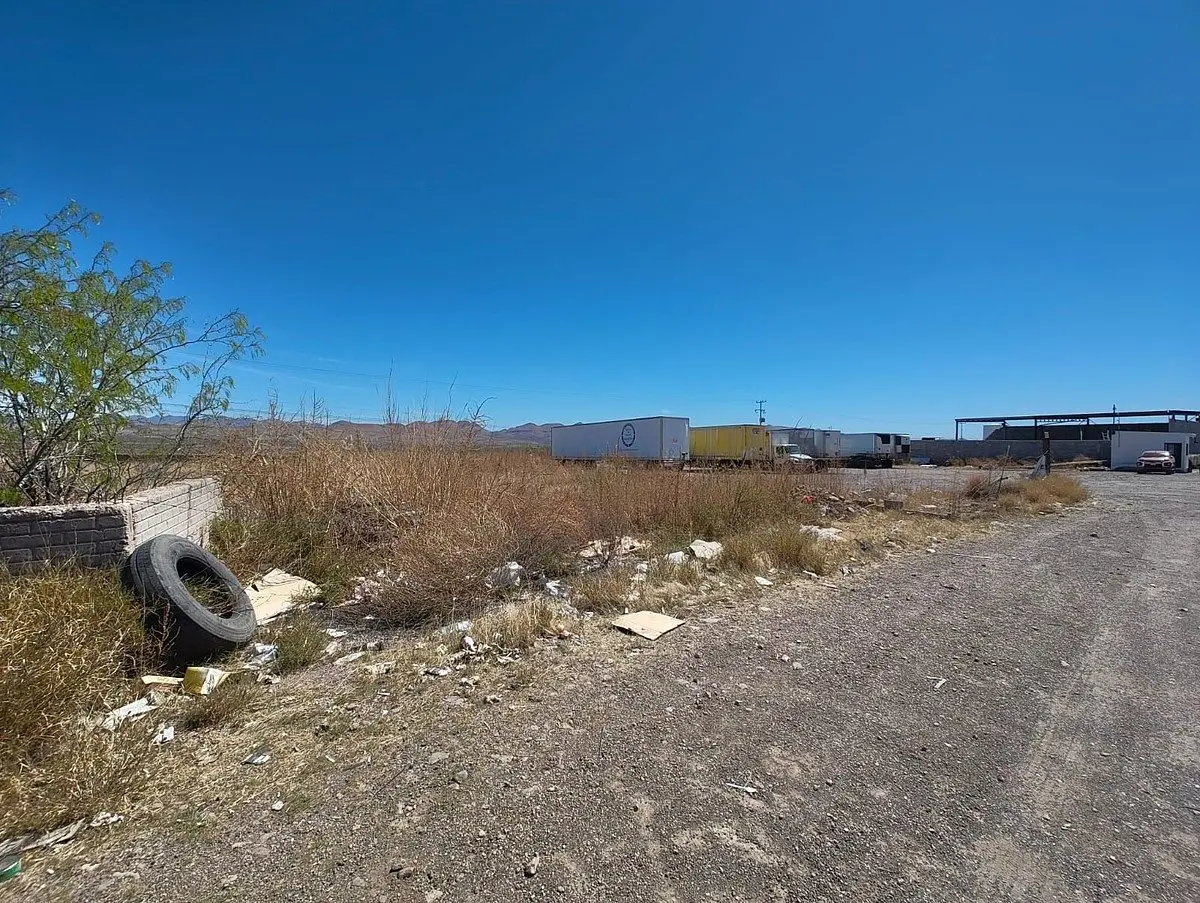 Sacramento terreno en buena ubicación a pie de carretera — foto 5