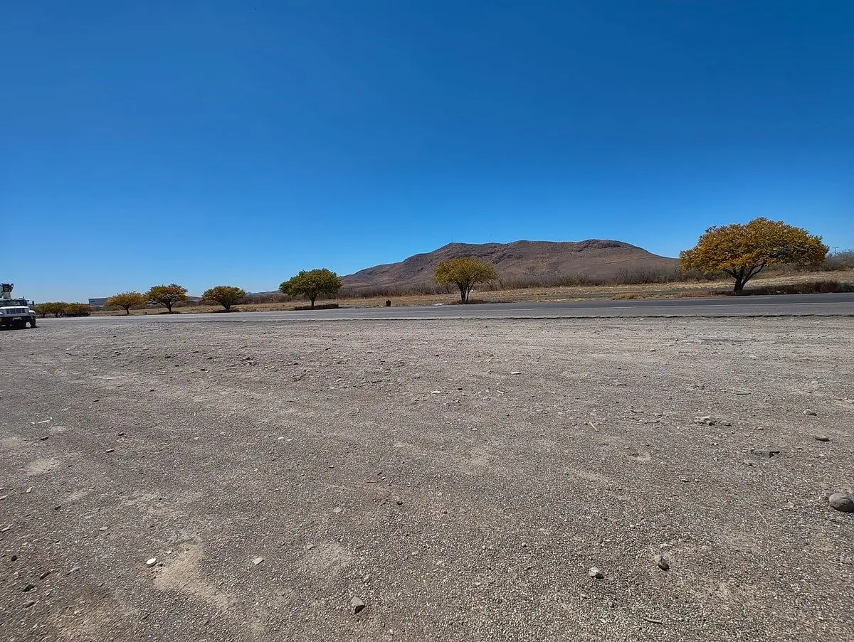 Sacramento terreno en buena ubicación a pie de carretera — foto 6