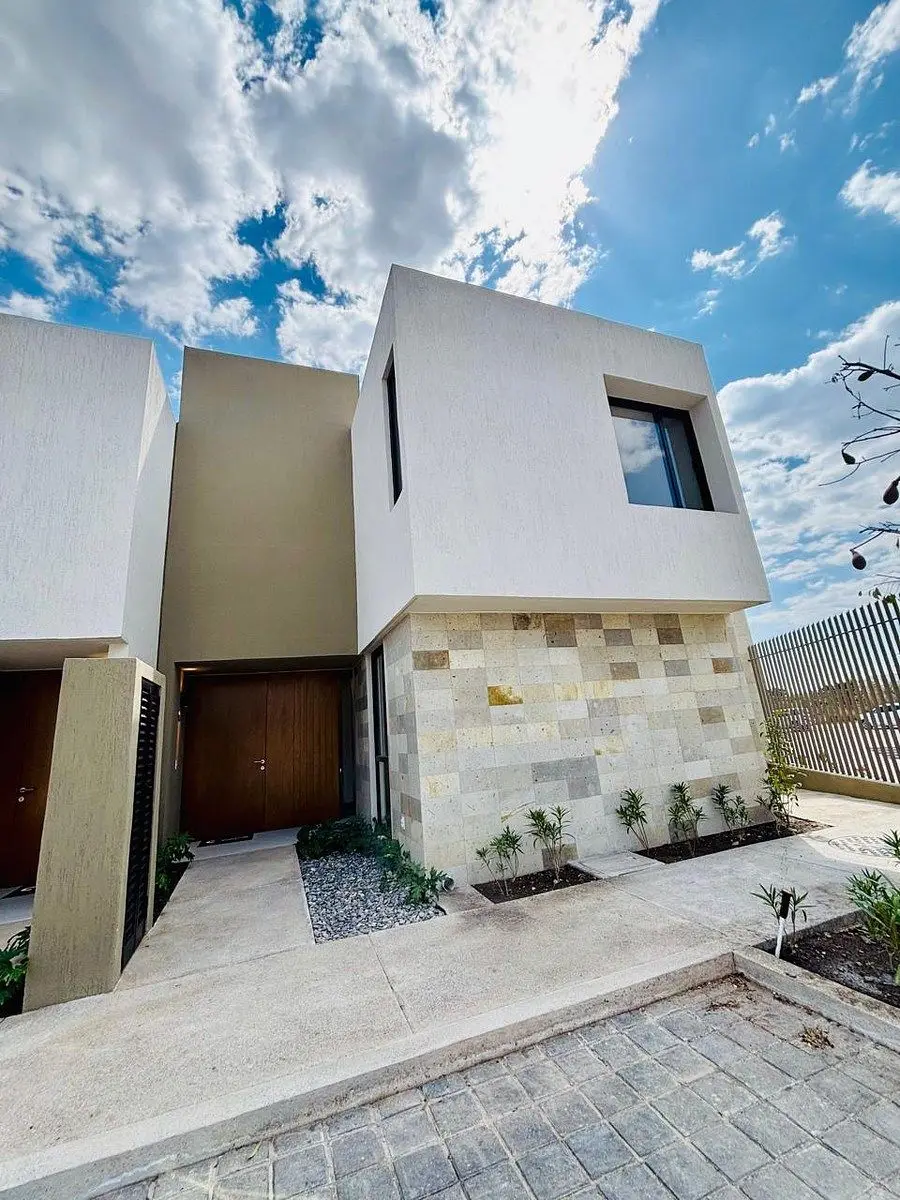 Casa en Venta en Altos Juriquilla | Recámara en Planta Baja, Doble Altura y Ampl — foto 2