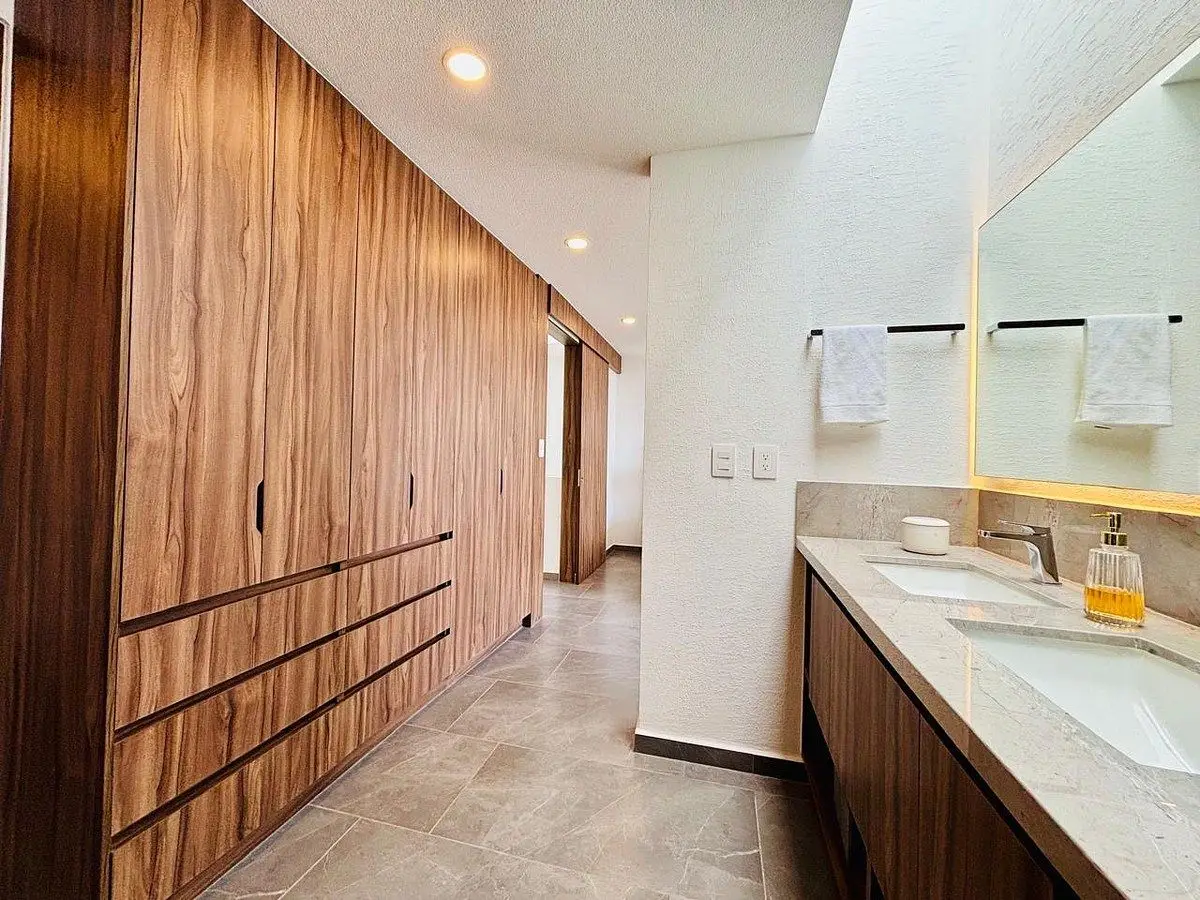 Casa en Venta en Altos Juriquilla | Recámara en Planta Baja, Doble Altura y Ampl — foto 3