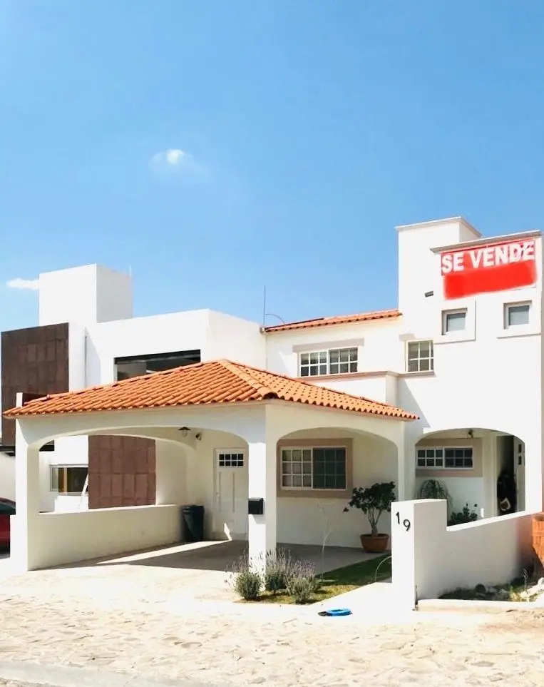 Casa en Venta con Recamara en Planta Baja en Vista Real