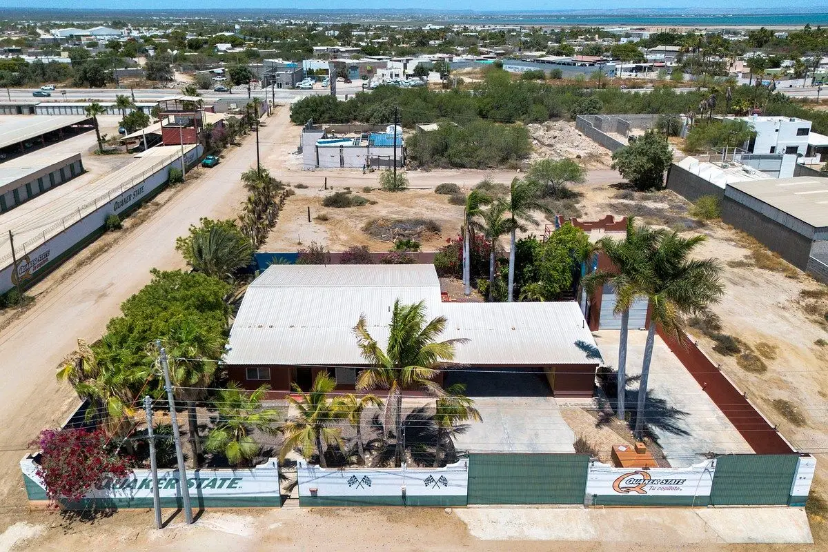 Casa "Baja Mil" a minutos del aeropuerto con bodega para barco de 30 pies.
