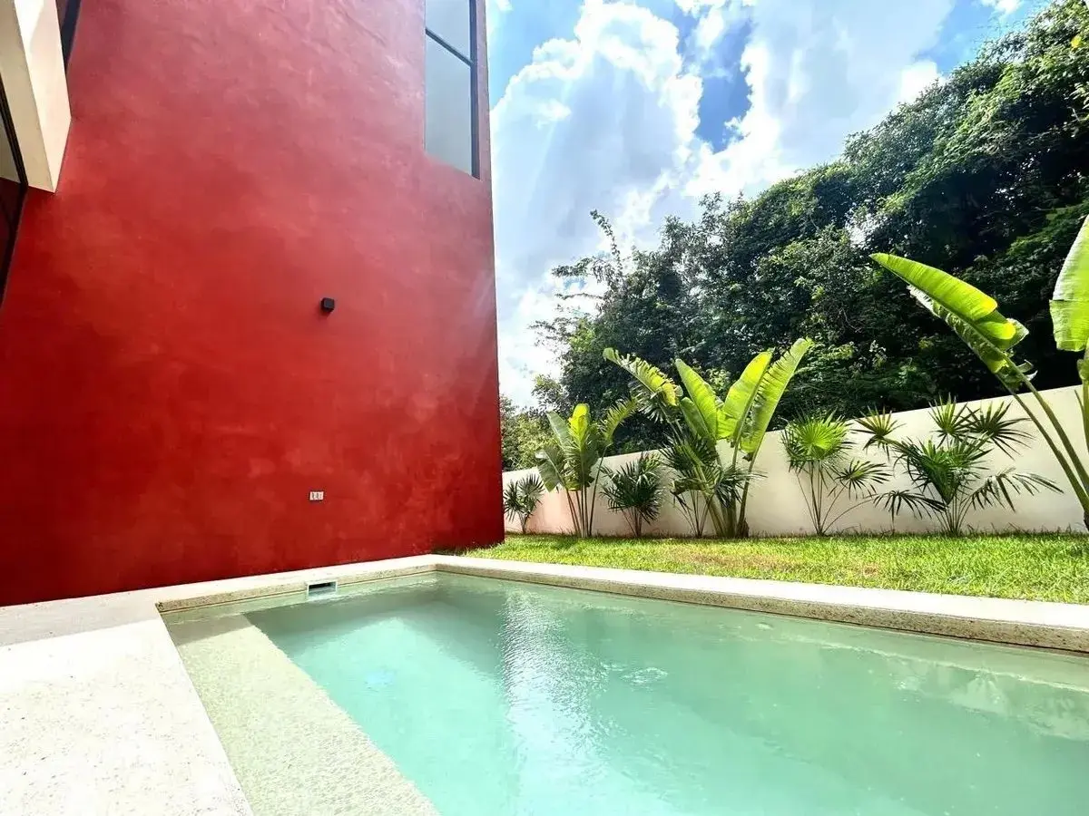 En Venta Casa de 3 Pisos con Alberca en Paseo Country | Chablekal | — foto 2