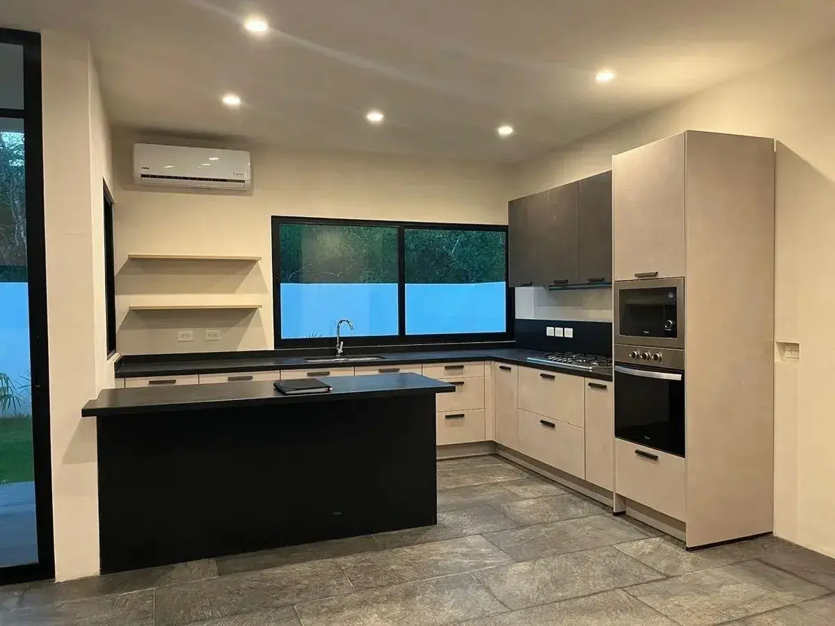 En Venta Casa de 3 Pisos con Alberca en Paseo Country | Chablekal | — foto 4