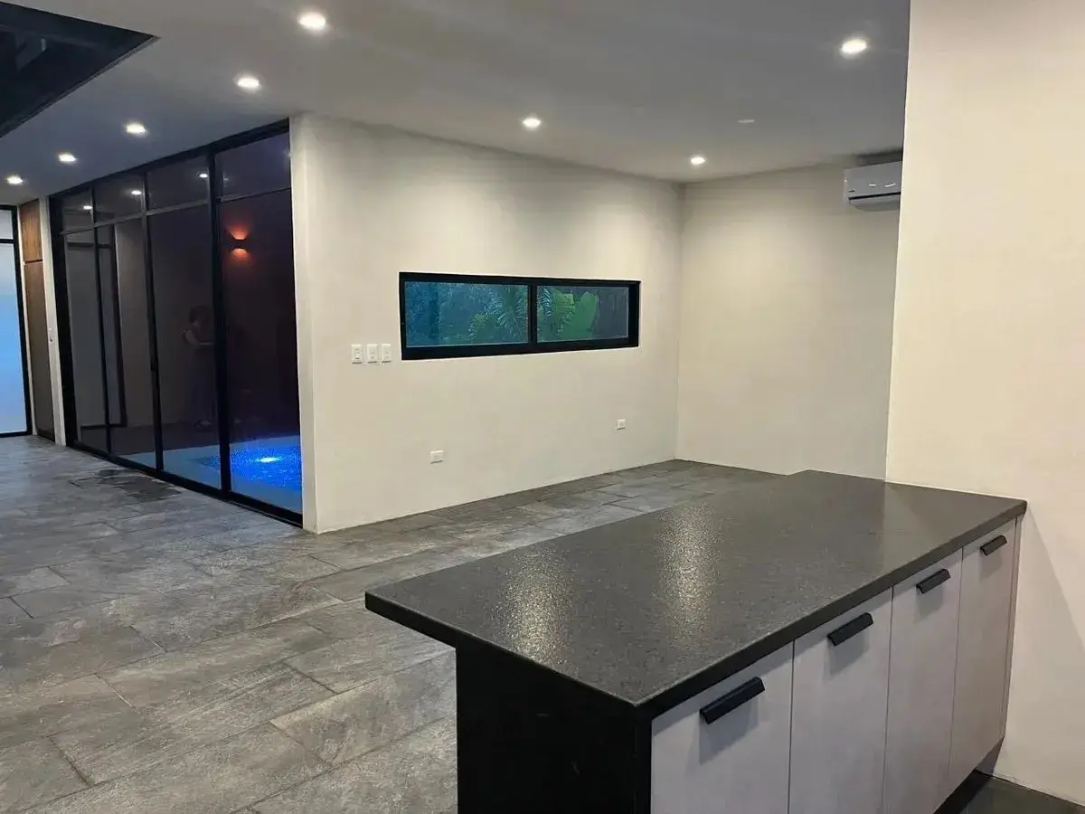 En Venta Casa de 3 Pisos con Alberca en Paseo Country | Chablekal | — foto 5