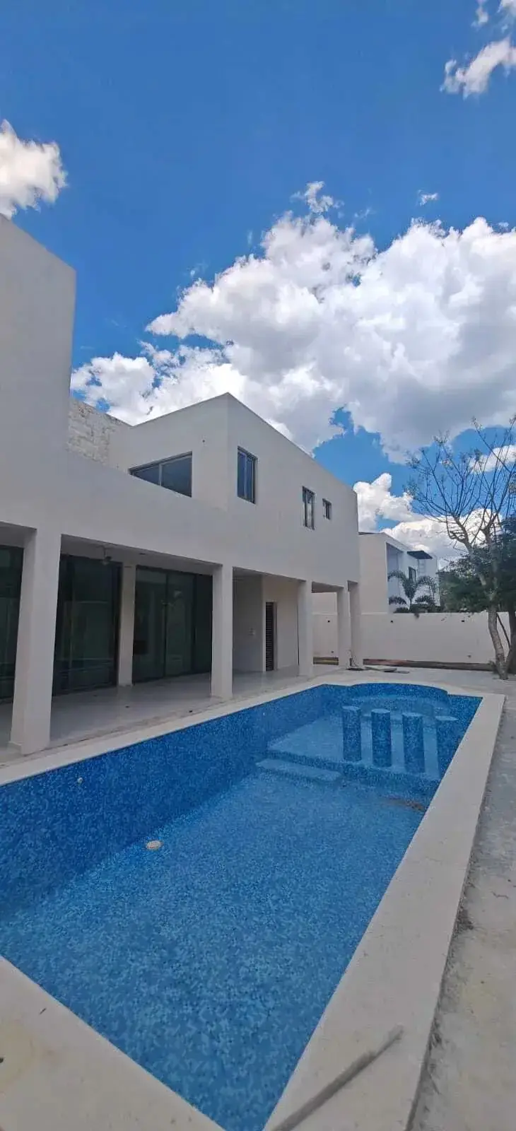 En Venta Casa de 4 Recamaras y Alberca en Cholul — foto 2