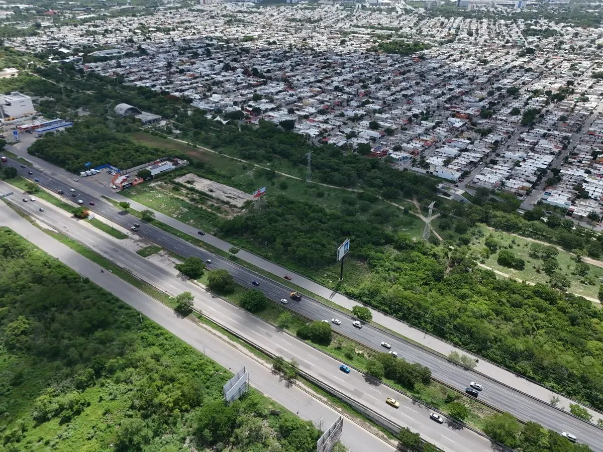 Terreno en Renta en Periférico Rodeado de Negocios — foto 2