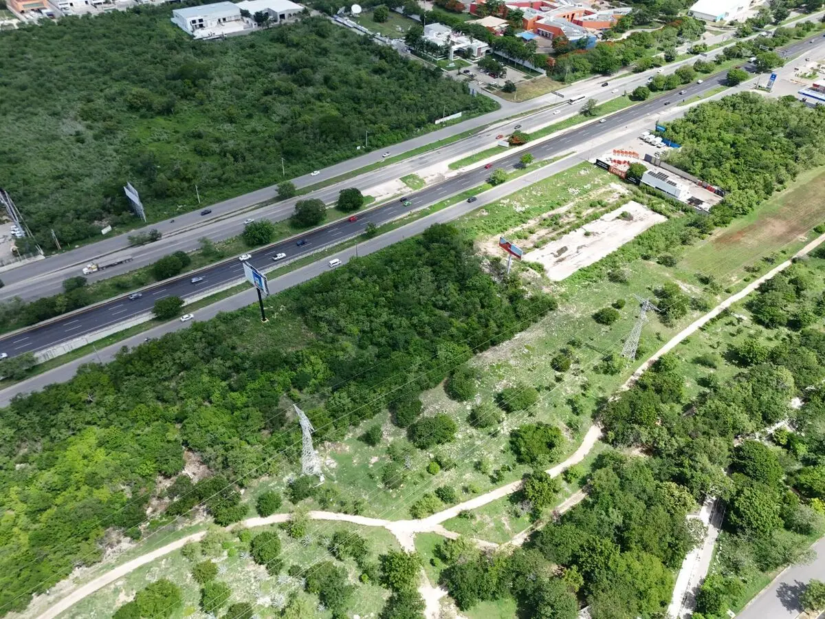 Terreno en Renta en Periférico Rodeado de Negocios — foto 3