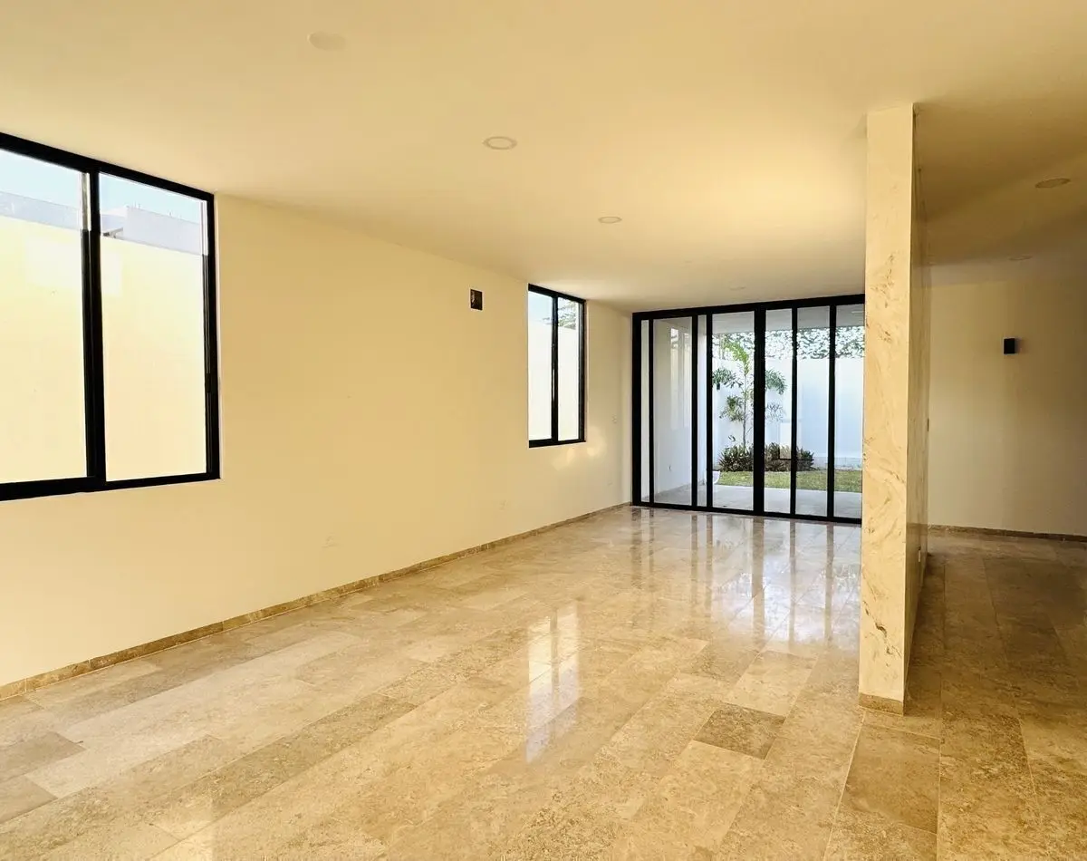 En Venta Casa de Diseño Amplio y Funcional en Privada Varena Mérida Paseo Norte — foto 3