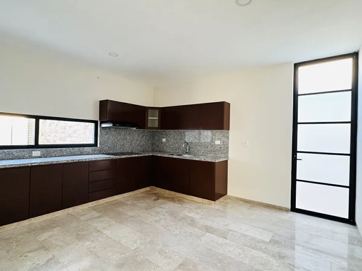 En Venta Casa de Diseño Amplio y Funcional en Privada Varena Mérida Paseo Norte — foto 5