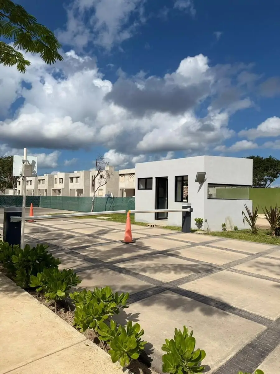 En Venta Casa con Amenidades en Caucel | Fovissste E Infonavit | — foto 3