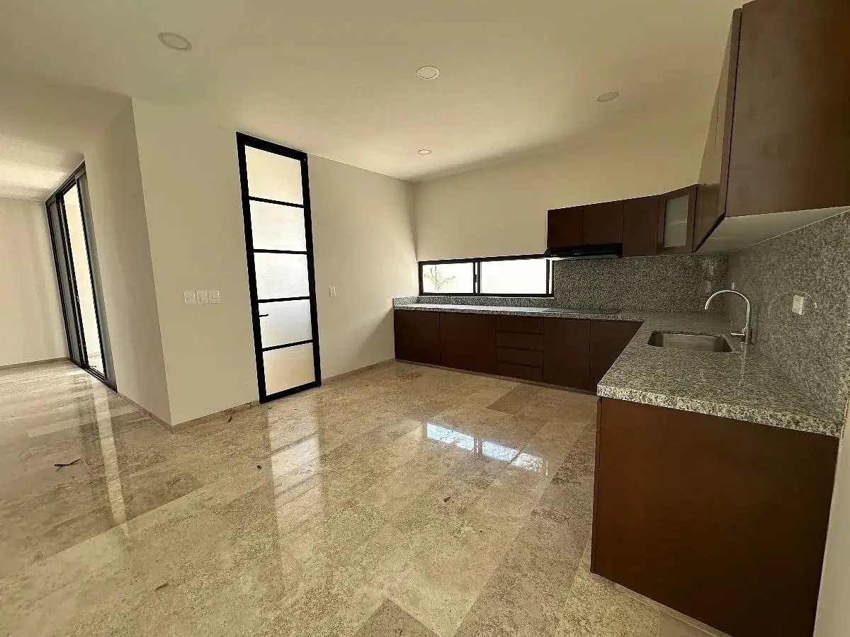 En Venta Casa de 4 Recámaras en Priv. Varena al Norte de Mérida — foto 3