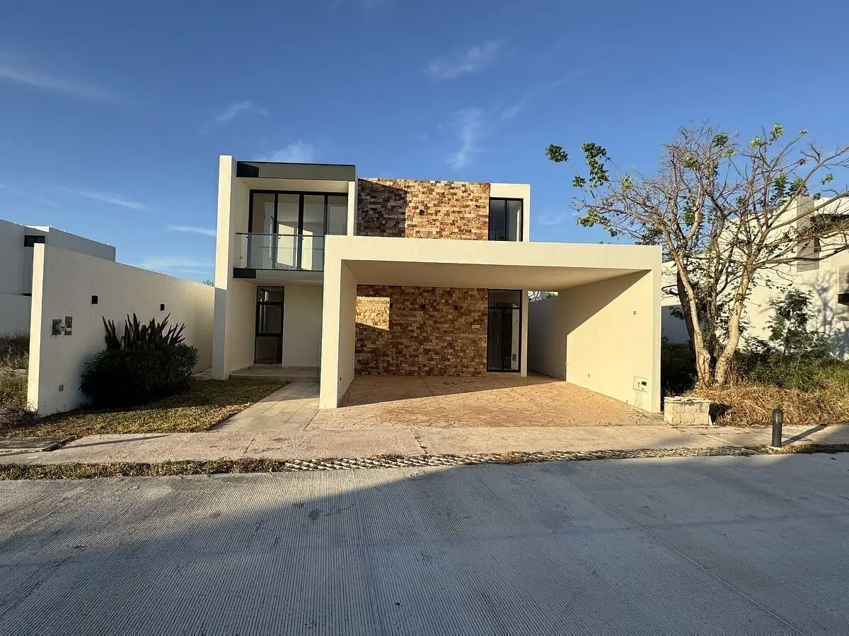 En Venta Casa de Diseño Amplio y Funcional en Privada Varena Mérida Paseo Norte — foto 2