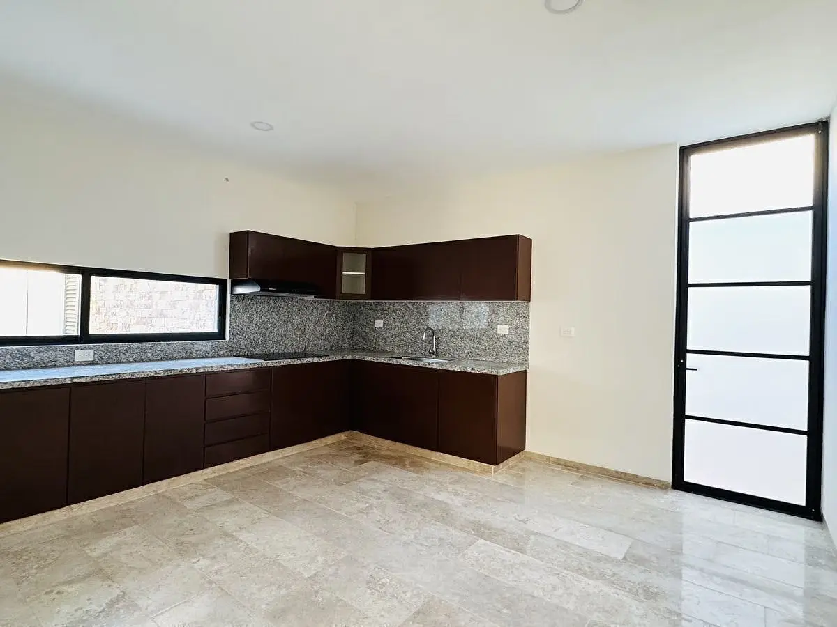 En Venta Casa de Diseño Amplio y Funcional en Privada Varena Mérida Paseo Norte — foto 5