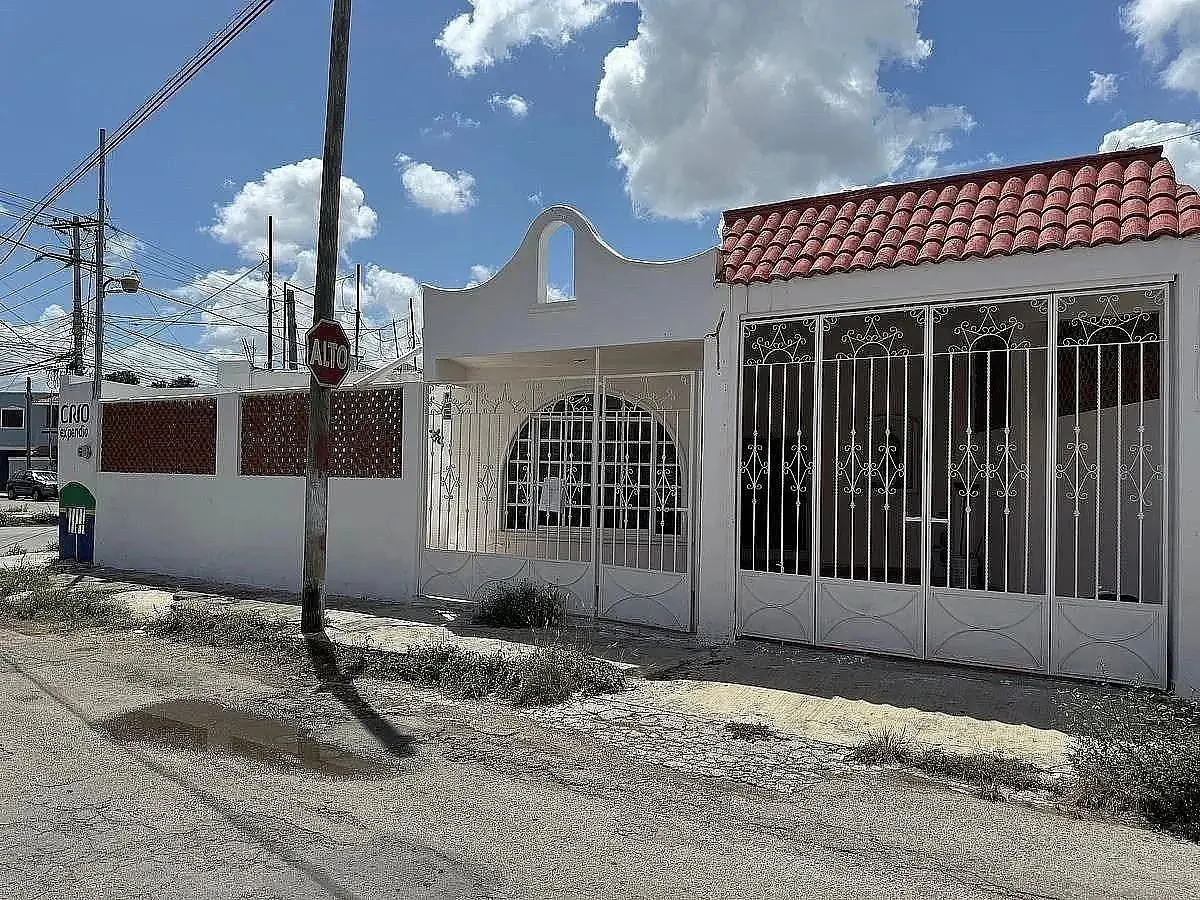 En Venta Casa en Esquina con Locales Comerciales en Mérida Zona Norte Brisas — foto 2