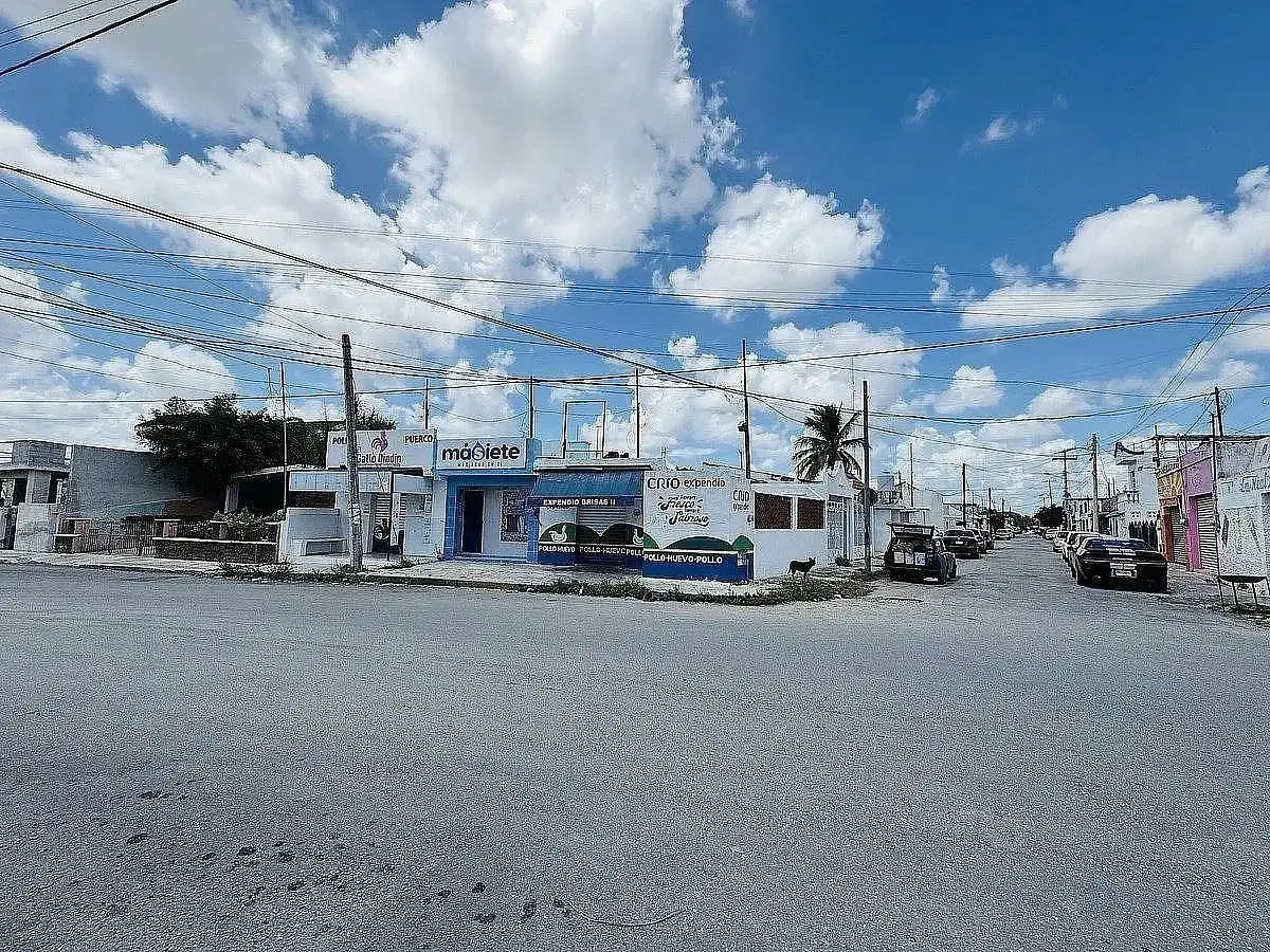 En Venta Casa en Esquina con Locales Comerciales en Mérida Zona Norte Brisas — foto 3