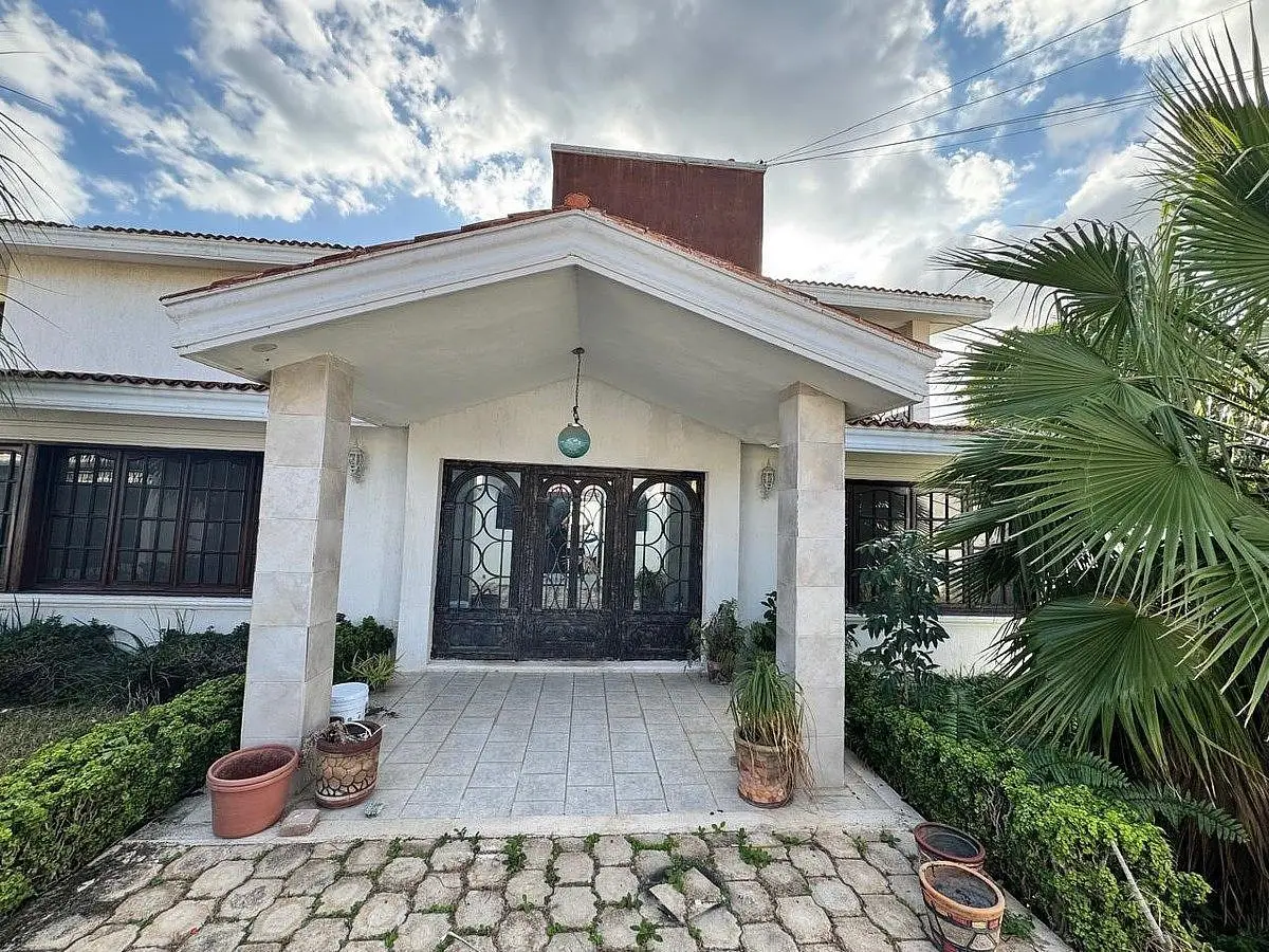 En Venta Casa con 4 Recámaras, Amplio Terreno y Piscina | Col. Juan B. Sosa