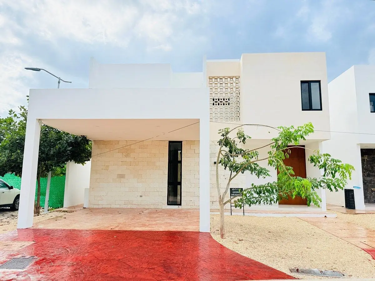 Casa de 4 Recámaras en Esquina Dentro de Privada Altozano