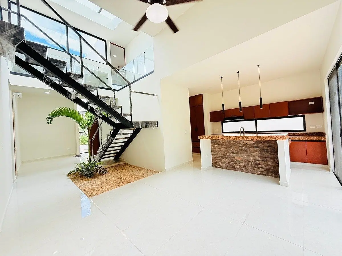 En Venta Casa de 4 Recámaras + Family Room Dentro de Privada Altozano