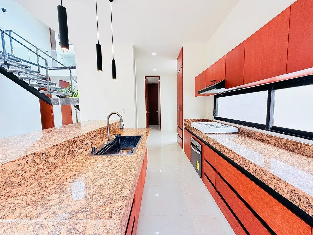 En Venta Casa de 4 Recámaras + Family Room Dentro de Privada Altozano — foto 6