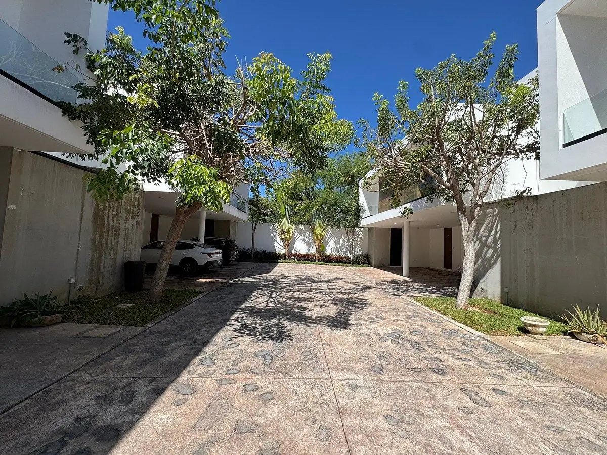 En Renta Amplia Casa Tipo Townhouse, con Alberca en Temozon Norte Mérida