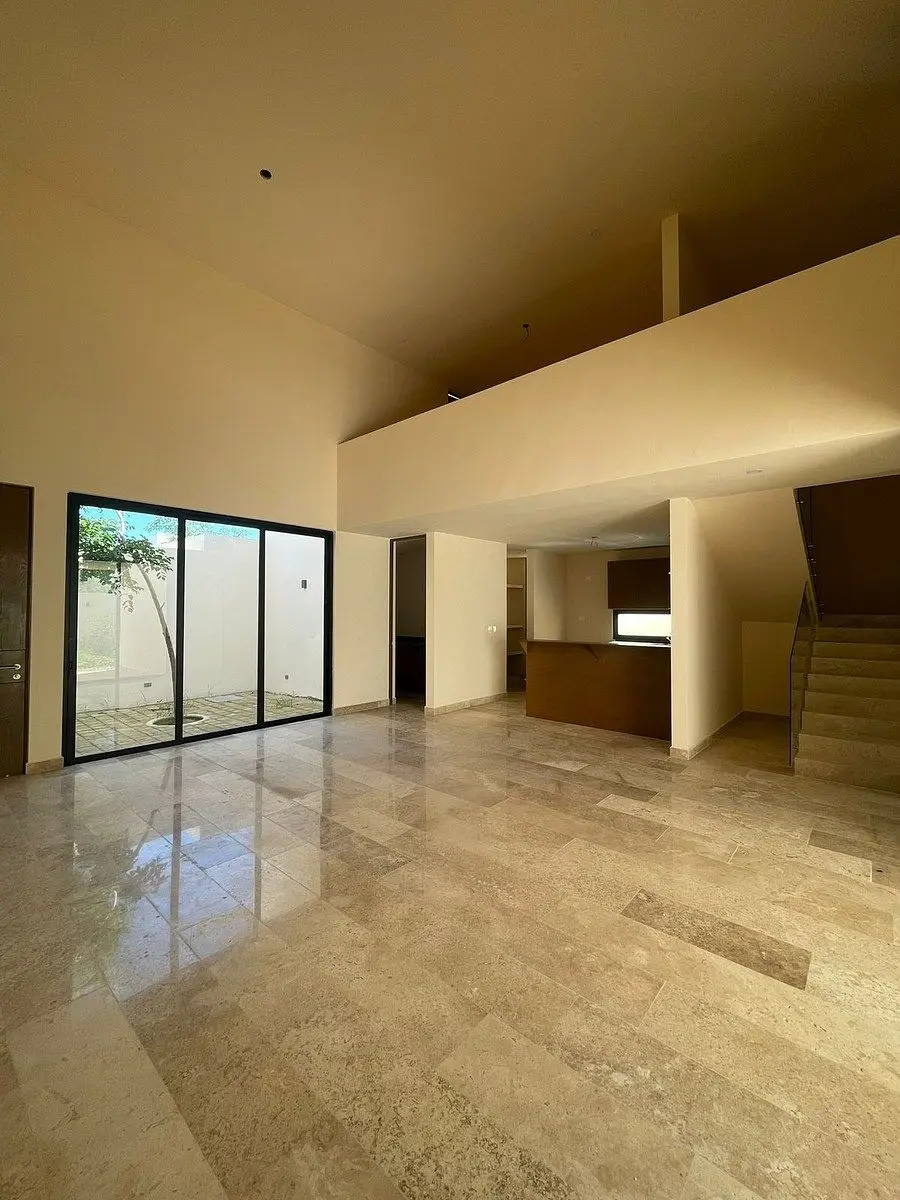 Casa Residencial de Dos Plantas Ubicada en Privada en el Norte de Merida — foto 2