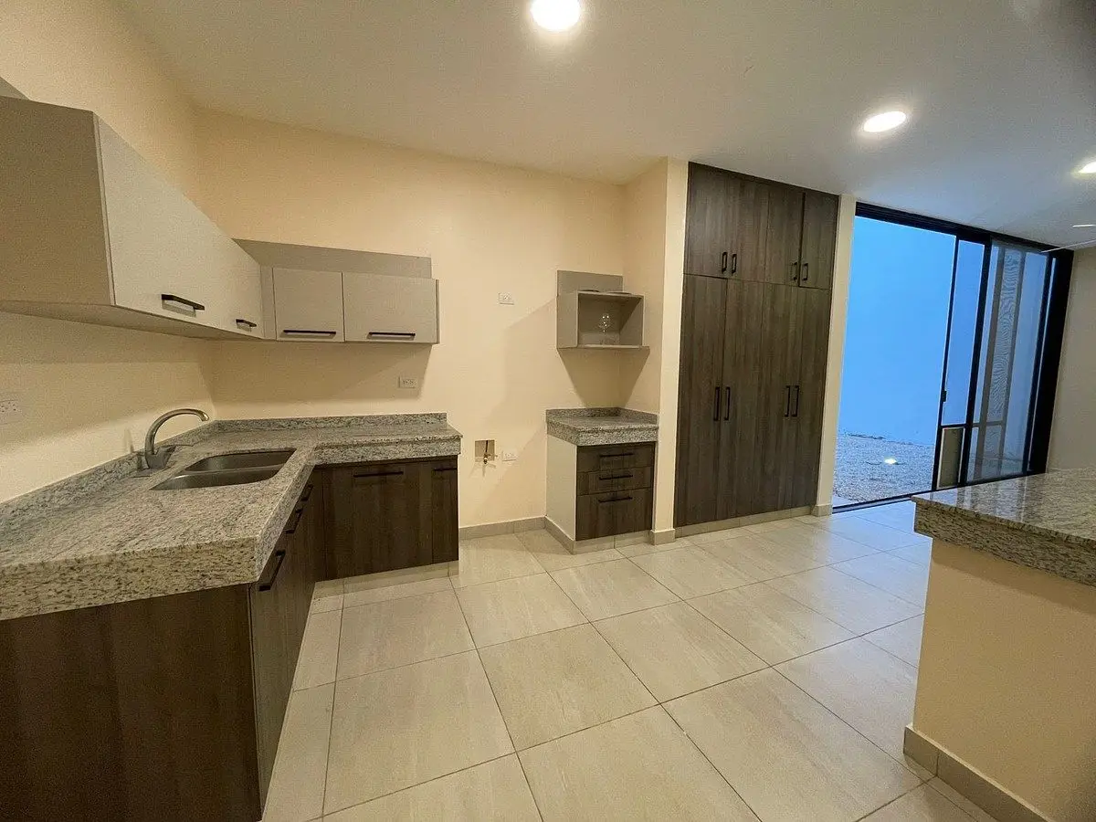 Venta de Casa de una Planta en Privada con Amenidades en el Norte de Merida — foto 2