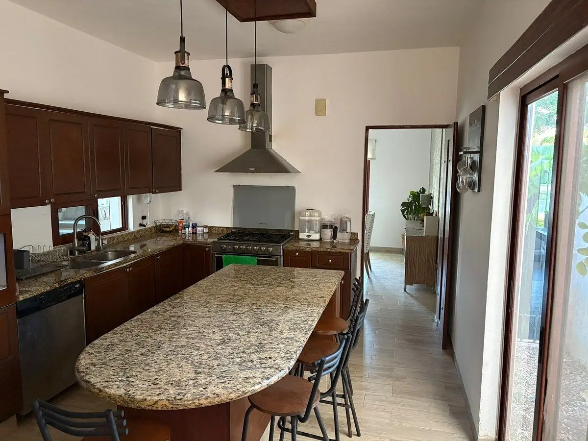 Casa de Dos Plantas Ubicada en Privada con Amenidades en el Norte de Merida — foto 4