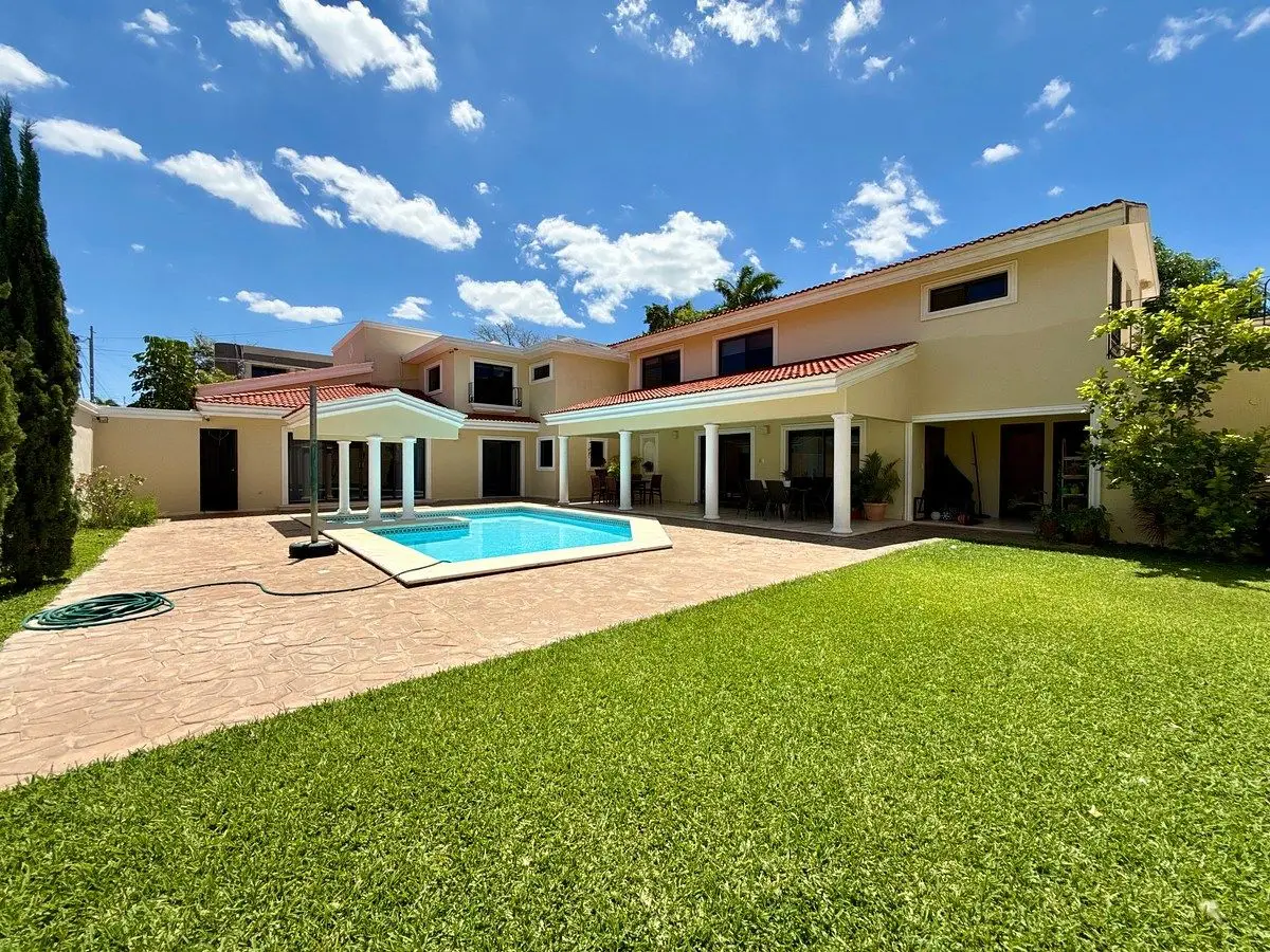 Casa de Dos Plantas con Espacios Amplios Ubicado en el Norte de Merida